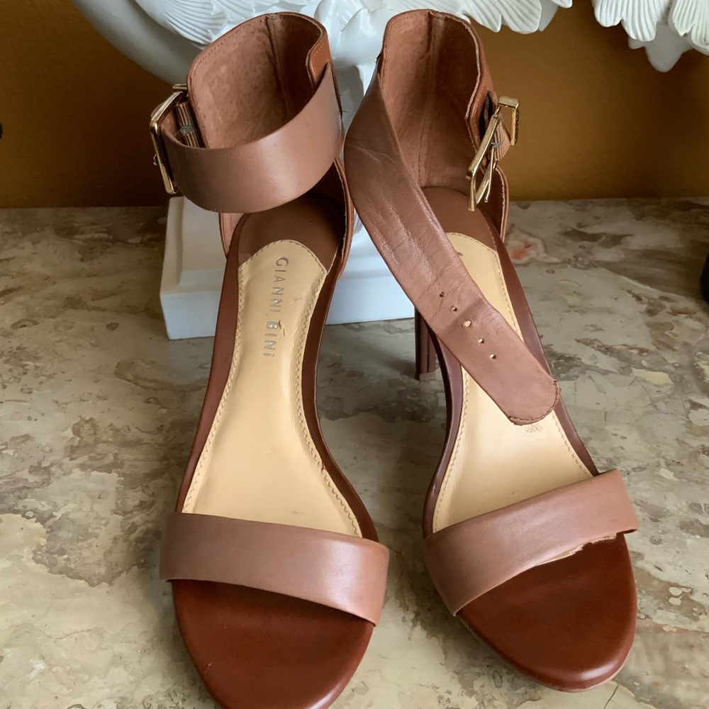 Giani Bini - Tan Heels Minimalist Design